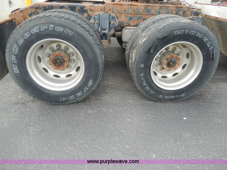 image for item D8146 1996 Peterbilt 377 semi truck