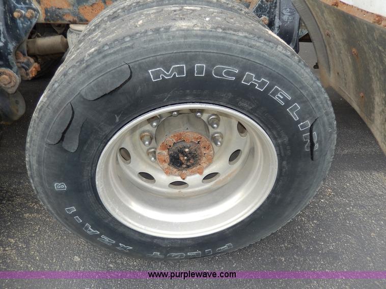 image for item D8146 1996 Peterbilt 377 semi truck