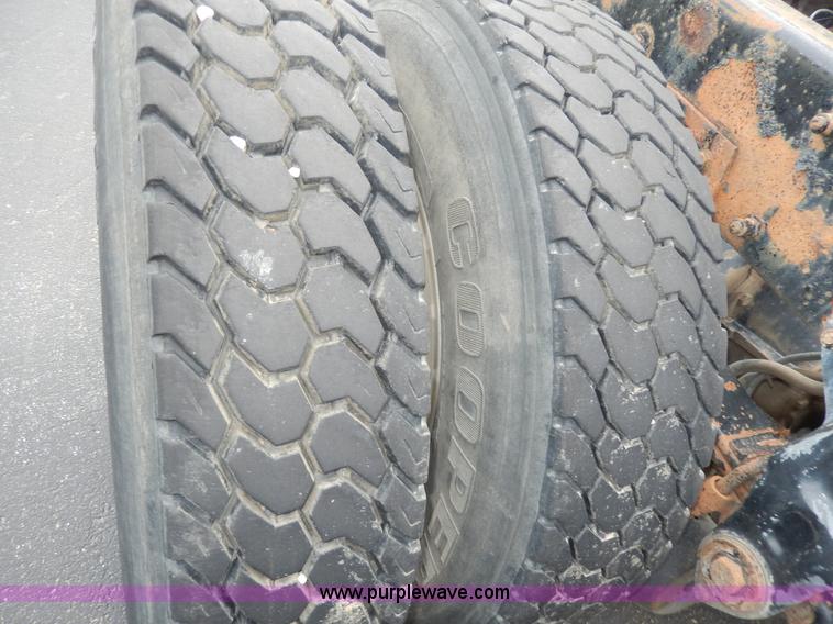 image for item D8146 1996 Peterbilt 377 semi truck