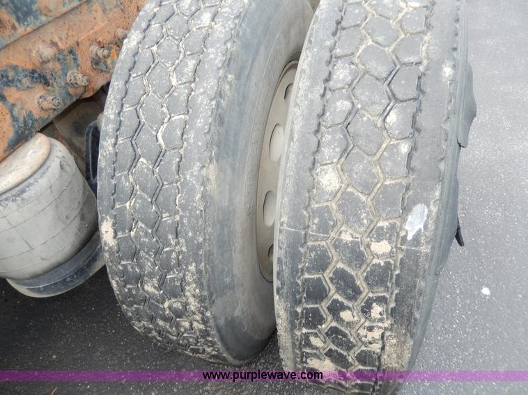 image for item D8146 1996 Peterbilt 377 semi truck