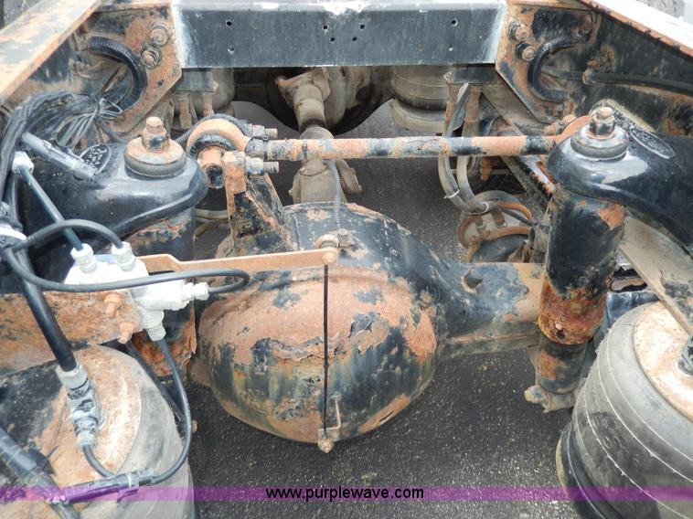 image for item D8146 1996 Peterbilt 377 semi truck