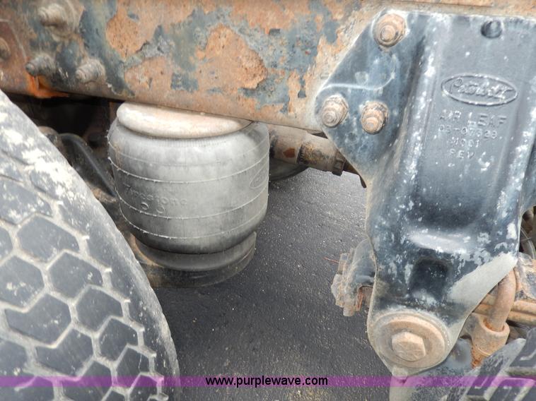 image for item D8146 1996 Peterbilt 377 semi truck