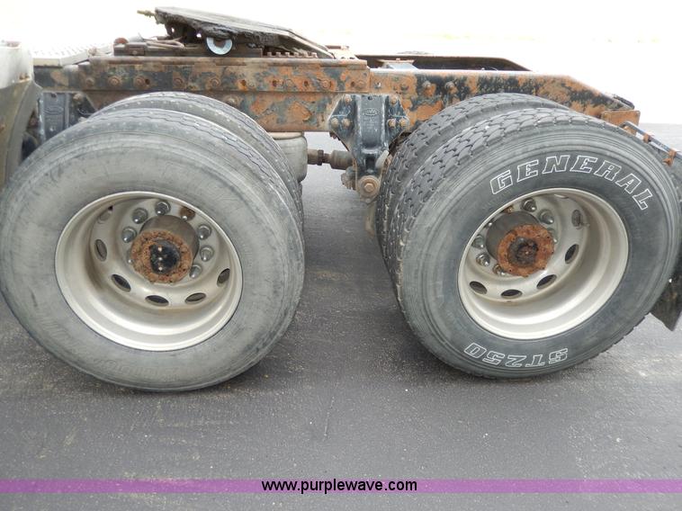 image for item D8146 1996 Peterbilt 377 semi truck