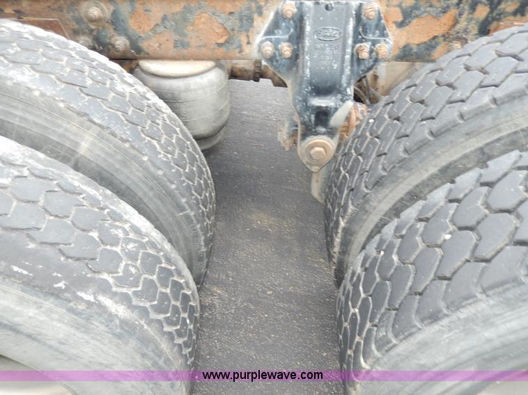 image for item D8146 1996 Peterbilt 377 semi truck