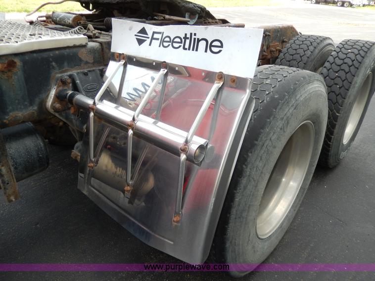 image for item D8146 1996 Peterbilt 377 semi truck