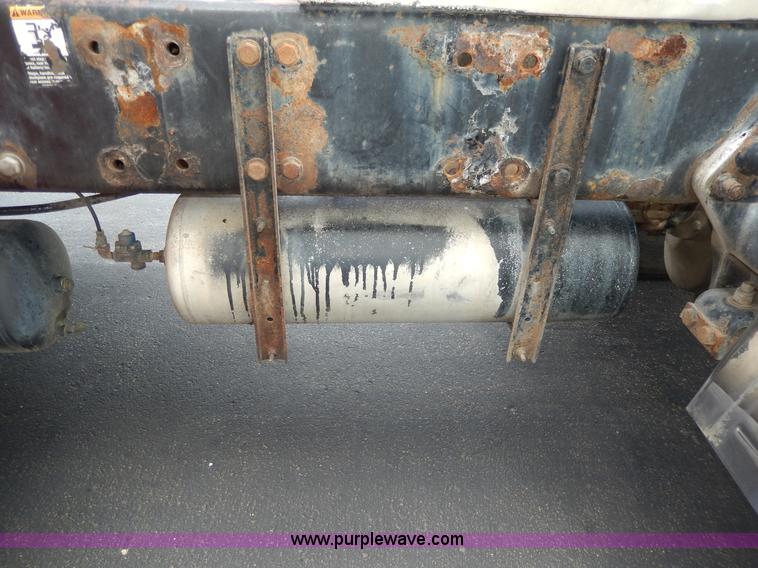 image for item D8146 1996 Peterbilt 377 semi truck