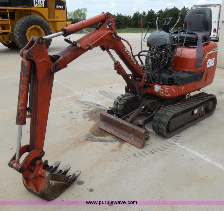 image for item D8165 2005 Ditch Witch MX9 mini excavator