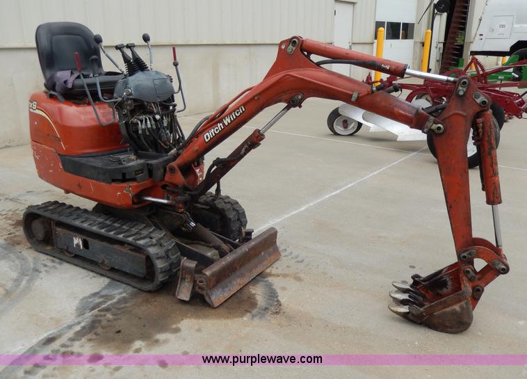 image for item D8165 2005 Ditch Witch MX9 mini excavator