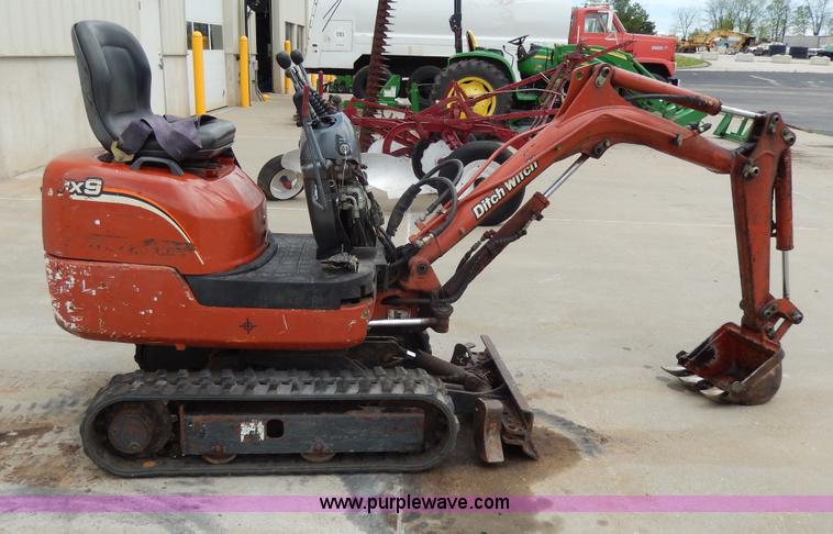 image for item D8165 2005 Ditch Witch MX9 mini excavator
