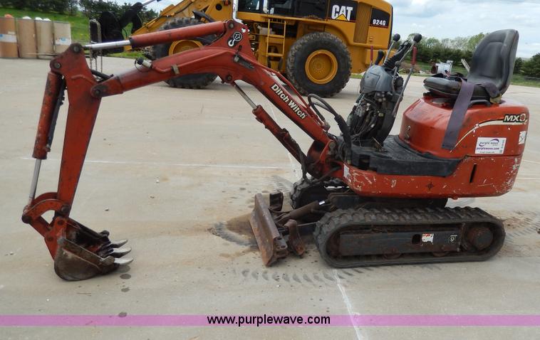 image for item D8165 2005 Ditch Witch MX9 mini excavator