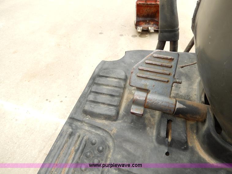 image for item D8165 2005 Ditch Witch MX9 mini excavator