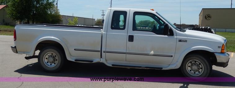 image for item D8173 1999 Ford F250 XLT Super Duty pickup truck