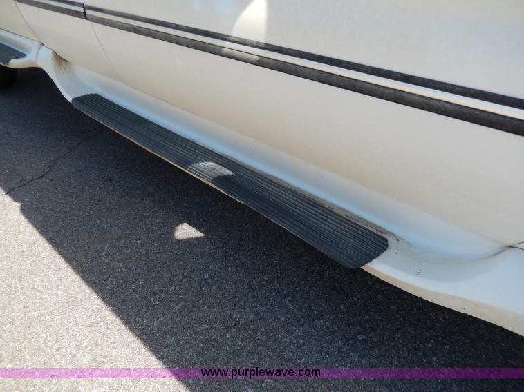 image for item D8173 1999 Ford F250 XLT Super Duty pickup truck