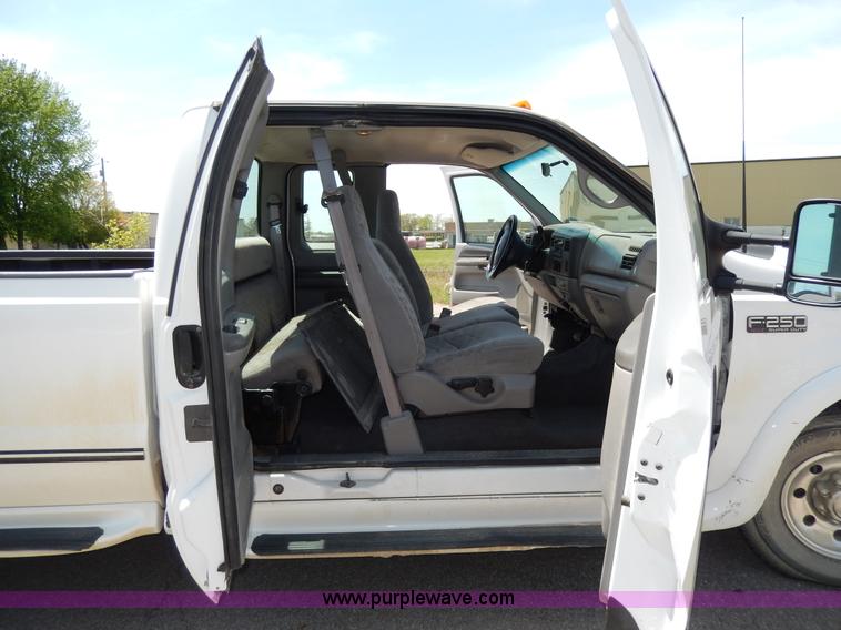 image for item D8173 1999 Ford F250 XLT Super Duty pickup truck