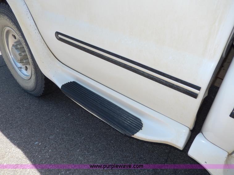 image for item D8173 1999 Ford F250 XLT Super Duty pickup truck