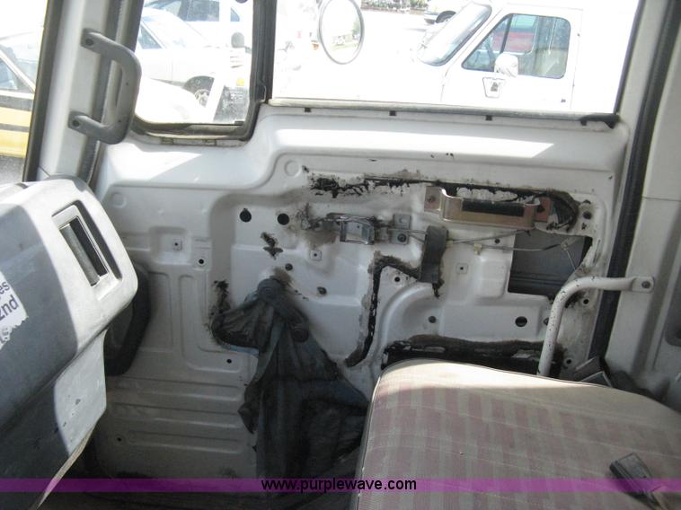 image for item E3446 1986 GMC W7 forward box truck