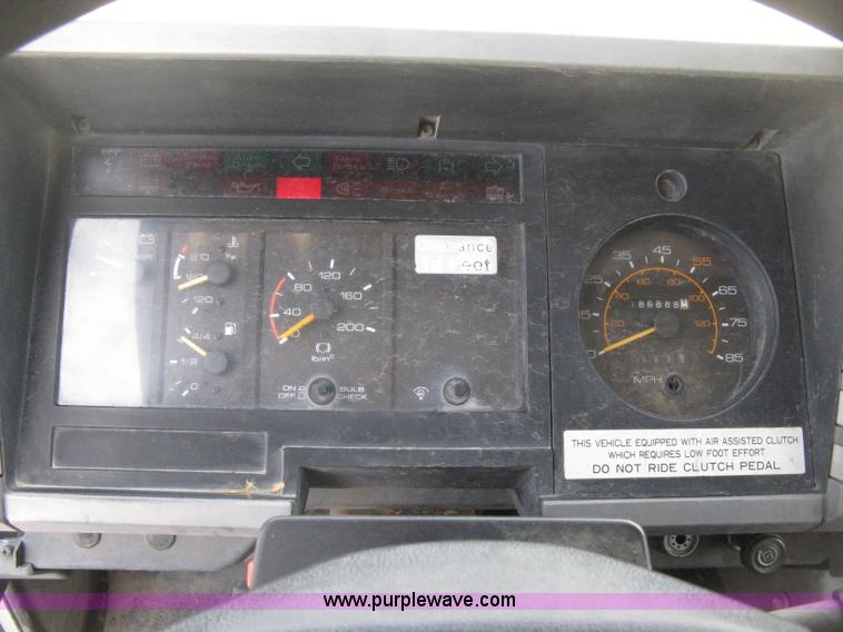 image for item E3446 1986 GMC W7 forward box truck