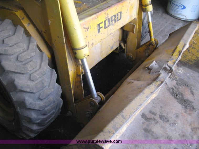 image for item E3453 1978 Ford CL40 skid steer