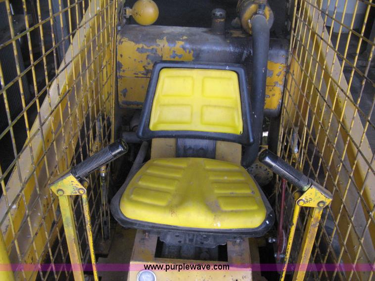 image for item E3453 1978 Ford CL40 skid steer