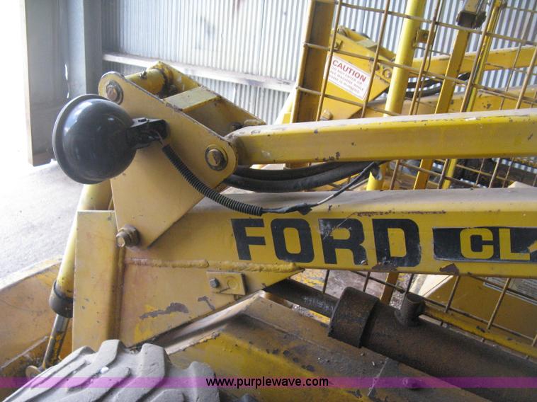 image for item E3453 1978 Ford CL40 skid steer