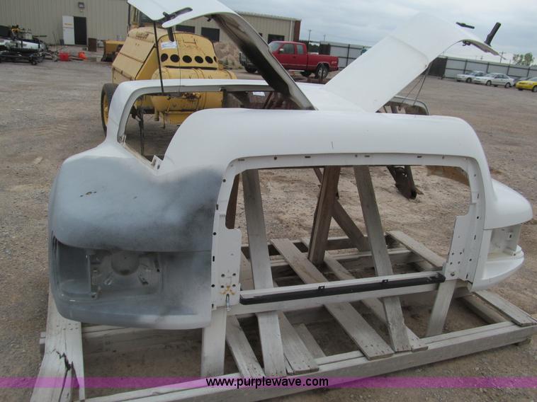 image for item E7557 Ford 650 to 750 truck hood