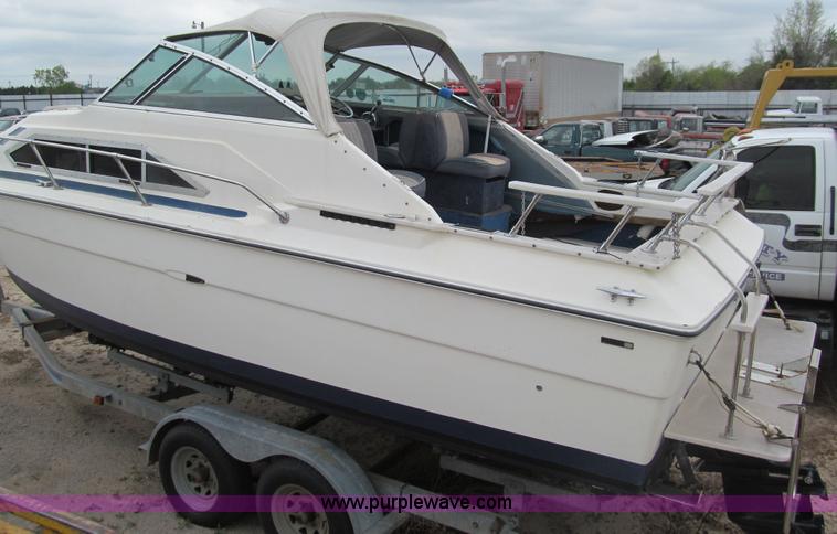 image for item E7568 1979 Searay Sundancer 26'L cabin cruiser boat