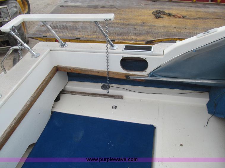image for item E7568 1979 Searay Sundancer 26'L cabin cruiser boat