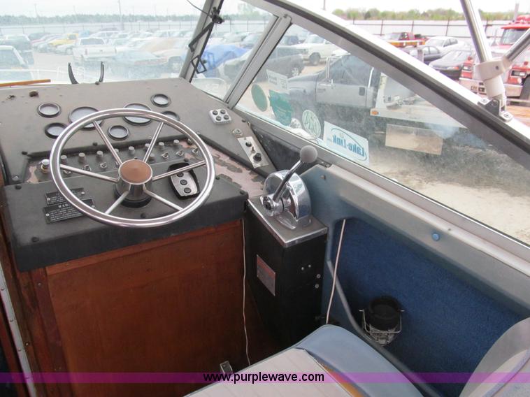 image for item E7568 1979 Searay Sundancer 26'L cabin cruiser boat