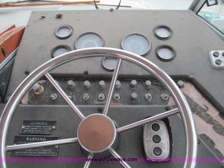 image for item E7568 1979 Searay Sundancer 26'L cabin cruiser boat