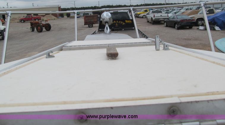 image for item E7568 1979 Searay Sundancer 26'L cabin cruiser boat