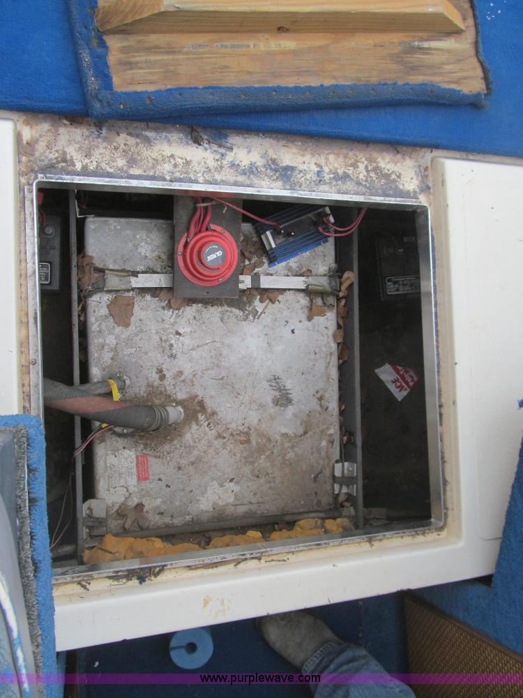 image for item E7568 1979 Searay Sundancer 26'L cabin cruiser boat