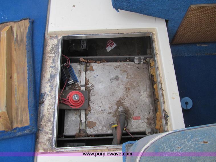 image for item E7568 1979 Searay Sundancer 26'L cabin cruiser boat