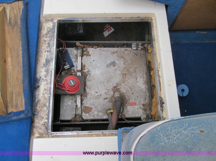 image for item E7568 1979 Searay Sundancer 26'L cabin cruiser boat