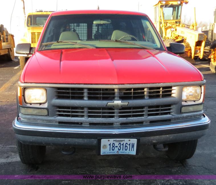 image for item F4368 1999 Chevrolet Suburban 2500 SUV