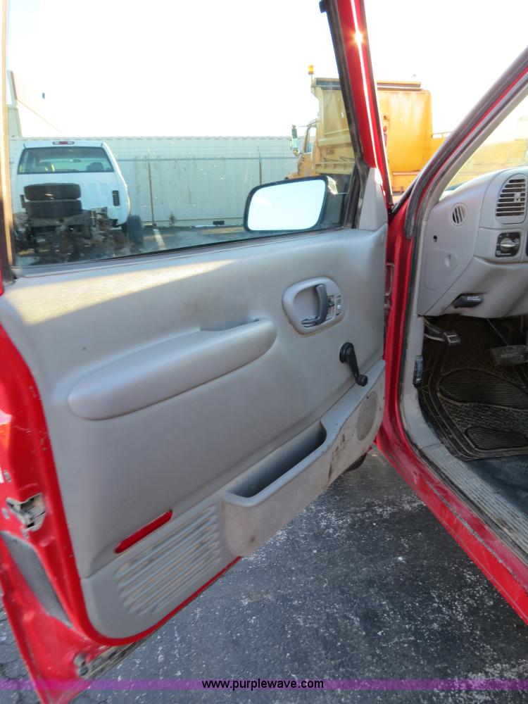 image for item F4368 1999 Chevrolet Suburban 2500 SUV