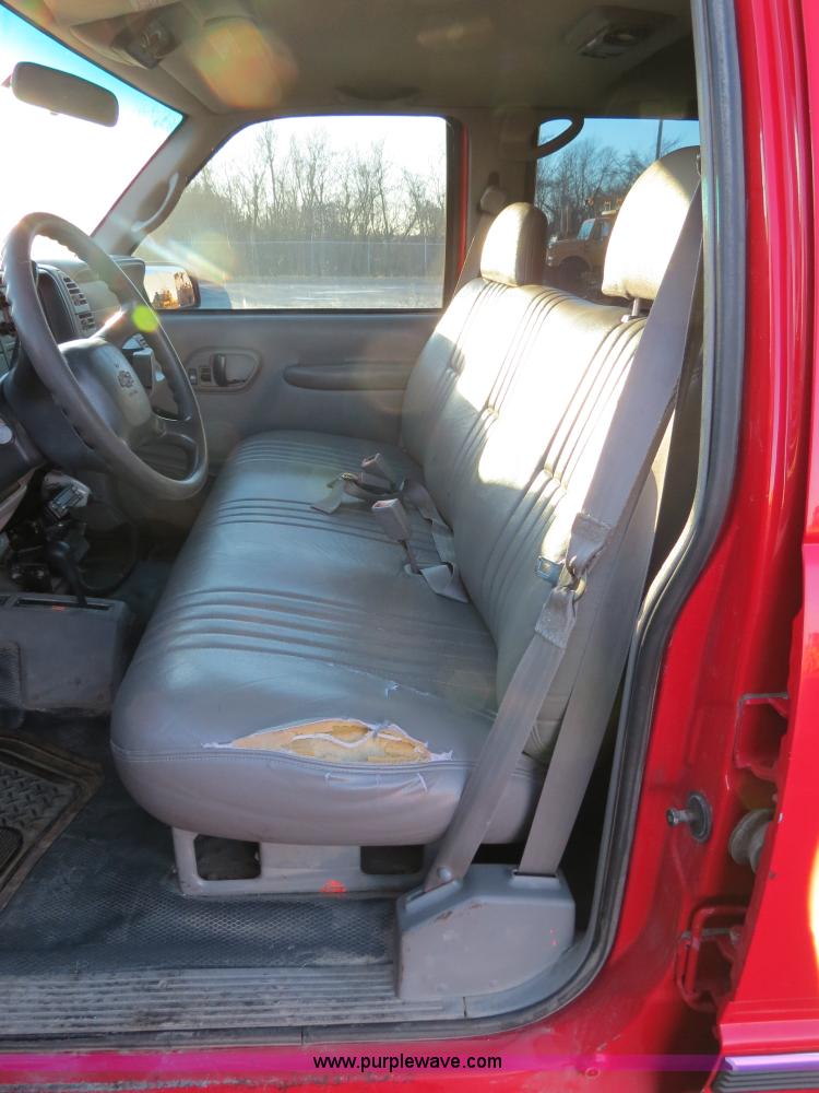 image for item F4368 1999 Chevrolet Suburban 2500 SUV