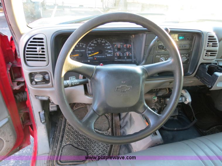 image for item F4368 1999 Chevrolet Suburban 2500 SUV