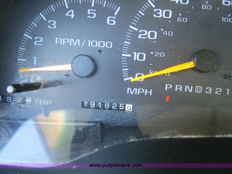 image for item F4368 1999 Chevrolet Suburban 2500 SUV