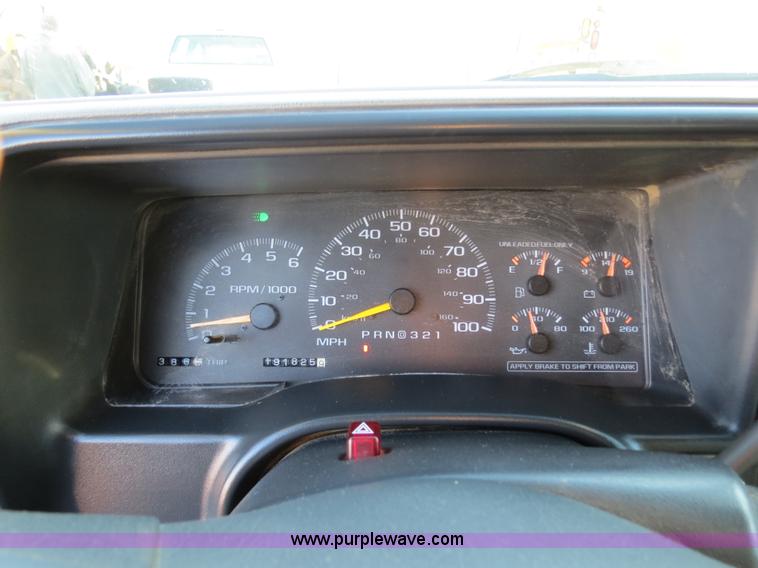 image for item F4368 1999 Chevrolet Suburban 2500 SUV