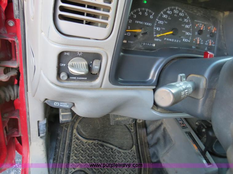 image for item F4368 1999 Chevrolet Suburban 2500 SUV