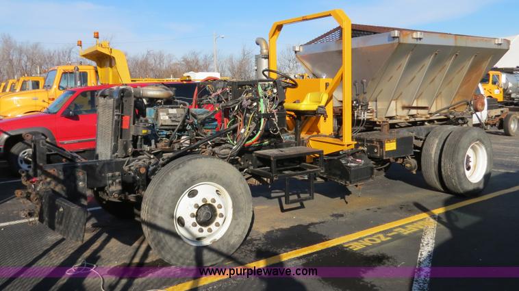 image for item F4375 2002 International 4900 truck