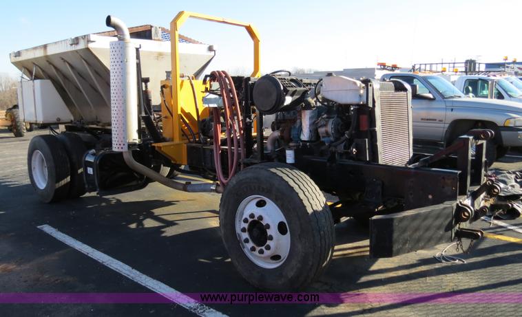 image for item F4375 2002 International 4900 truck
