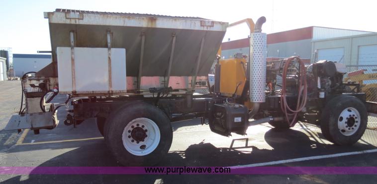 image for item F4375 2002 International 4900 truck