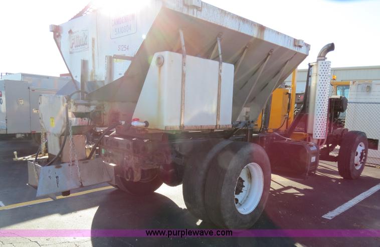 image for item F4375 2002 International 4900 truck