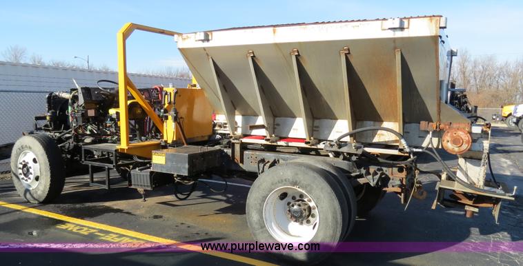 image for item F4375 2002 International 4900 truck