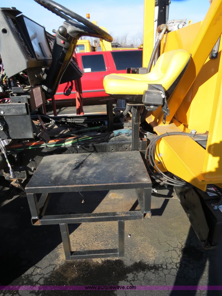 image for item F4375 2002 International 4900 truck