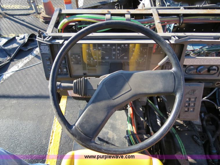 image for item F4375 2002 International 4900 truck