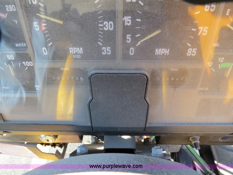 image for item F4375 2002 International 4900 truck