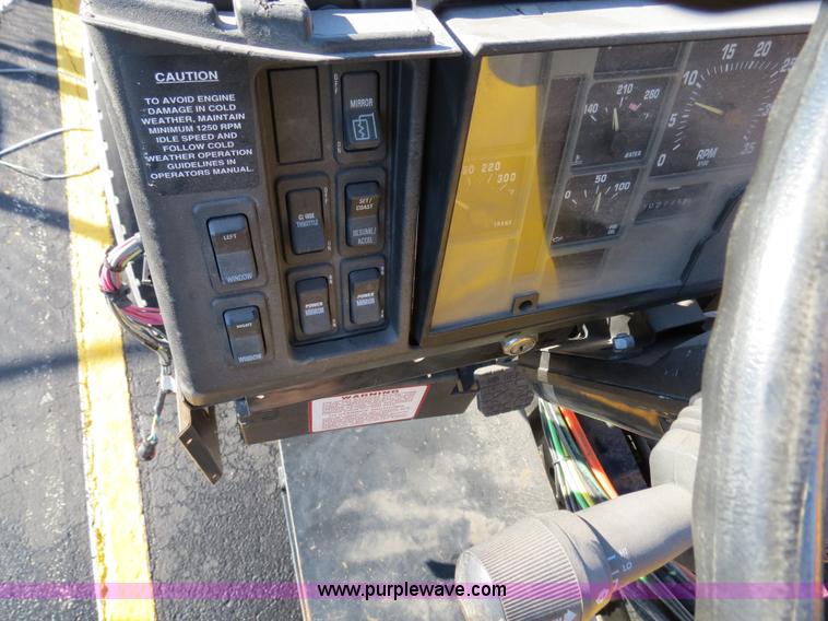 image for item F4375 2002 International 4900 truck