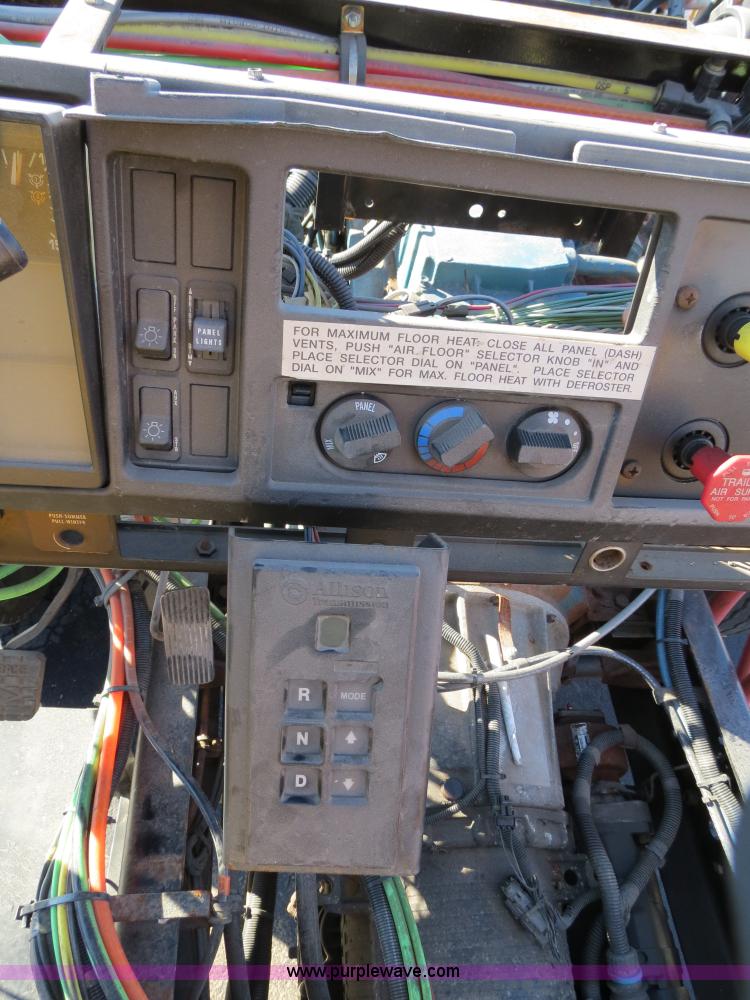 image for item F4375 2002 International 4900 truck